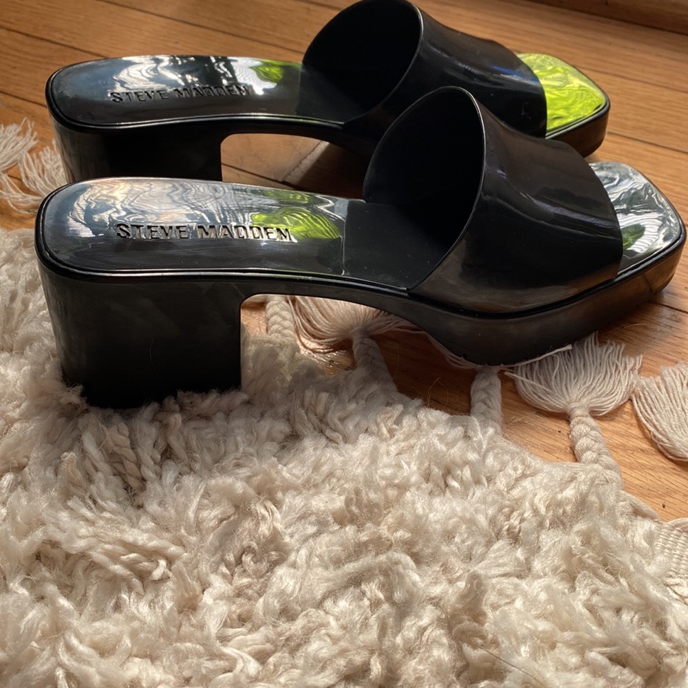Steve Madden black sandals